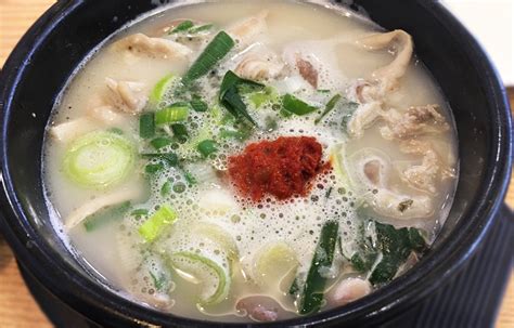  Dwaeji Gukbap! En koreansk klassiker från Queens avcomfort food som kryddar själen och mättar magen