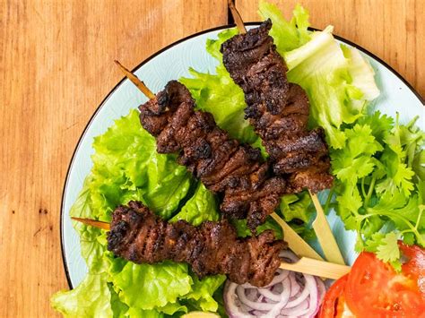  Suya! En Grillade Köttbomb Med Kryddor Som Tar Dig Till Nigerias Hjärta