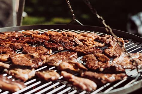  Suya: En Grillades Köttfest med Kryddor som Dansar på Tungan!